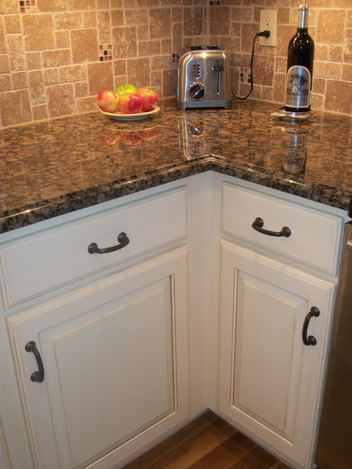 Baltic Brown Granite with White Maple Cabinets and Roman Stone Pattern Travertine Tiles and Red Oak Hardwood Flooring